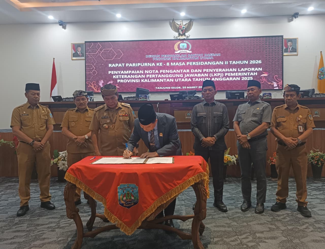 pansus:%20Ketua%20DPRD%20Kaltara%20menandatangani%20dokumen%20serah%20terima%20LKPj%20Pemprov%20Kaltara%202025.%20FOTO%3A%20IWAN%20K/RADAR%20TARAKAN