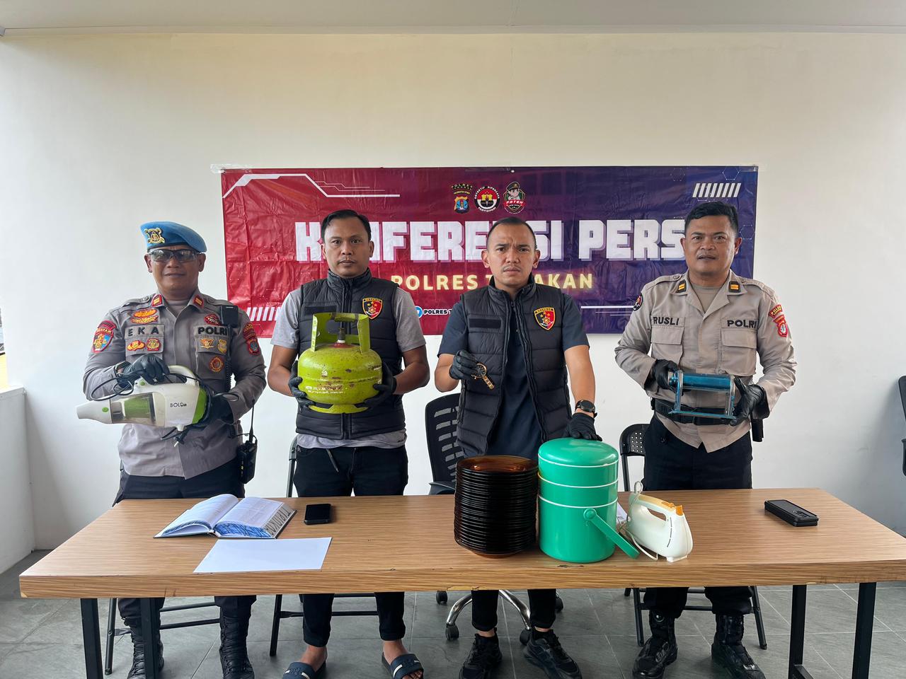 BARANG BUKTI : Sejumlah barang bukti hasil curian yang dilakukan SH berhasil diamankan pihak kepolisian.  