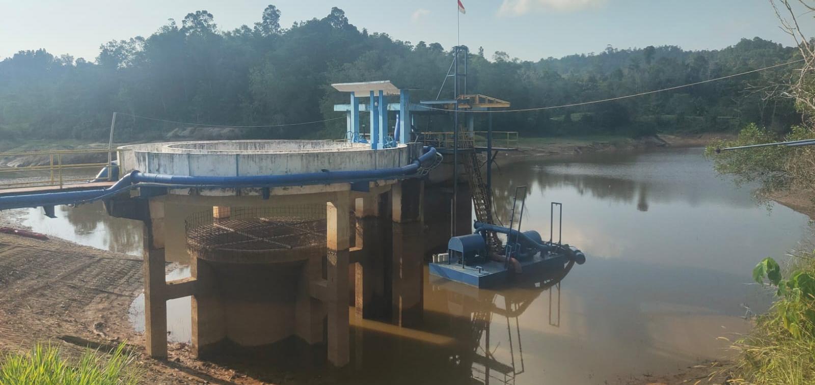 KEKERINGAN : Kurangnya curah hujan belakangan ini membuat sumber air baku di Embung Bolong terus berkurang.  