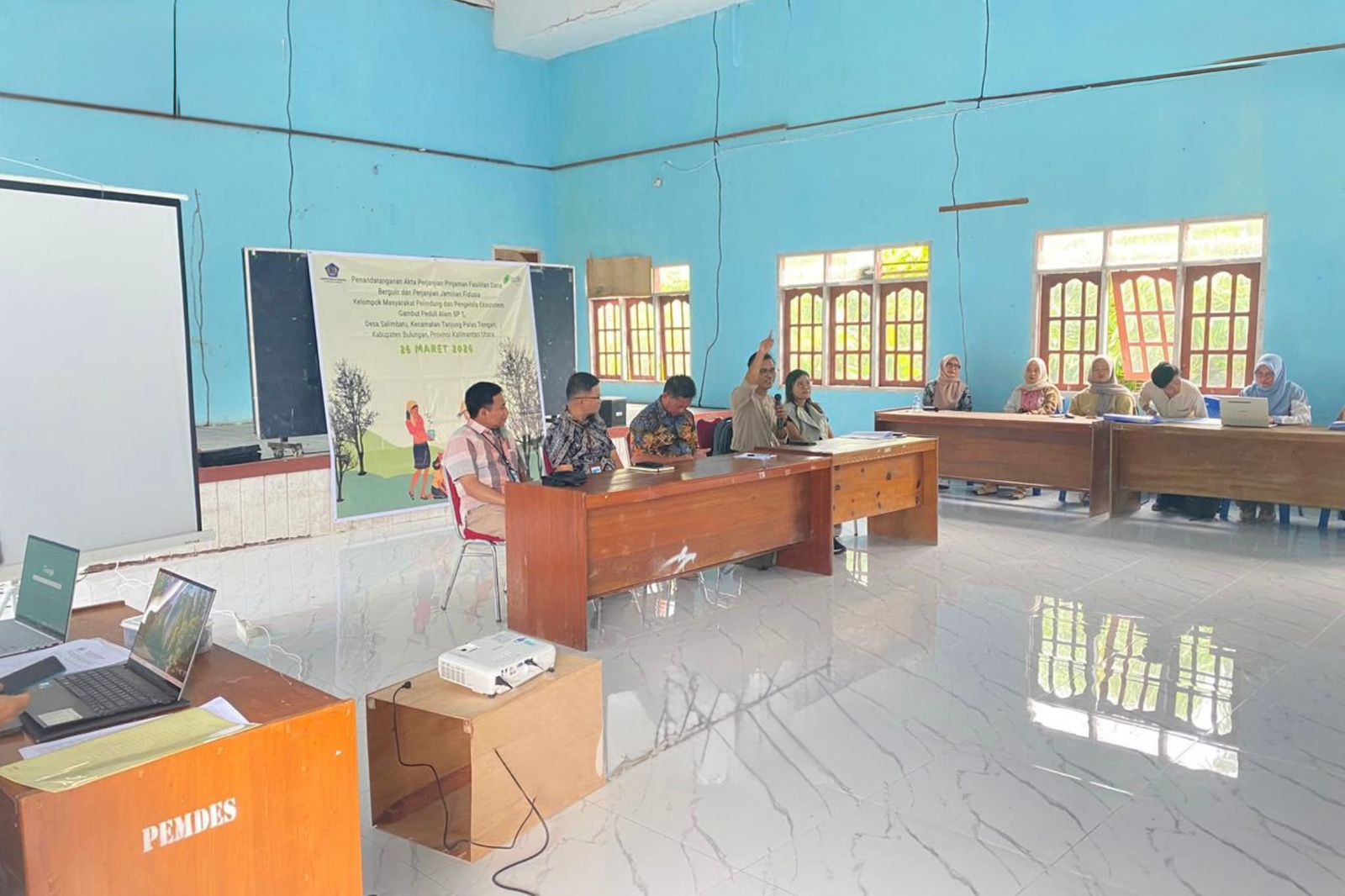 DANA BERGULIR : BPDLH di Bulungan menggelar diskusi tentang penggunaan fasilitas dana bergulir, di Balai Desa Salimbatu. (Taslee/Radar Tarakan)  