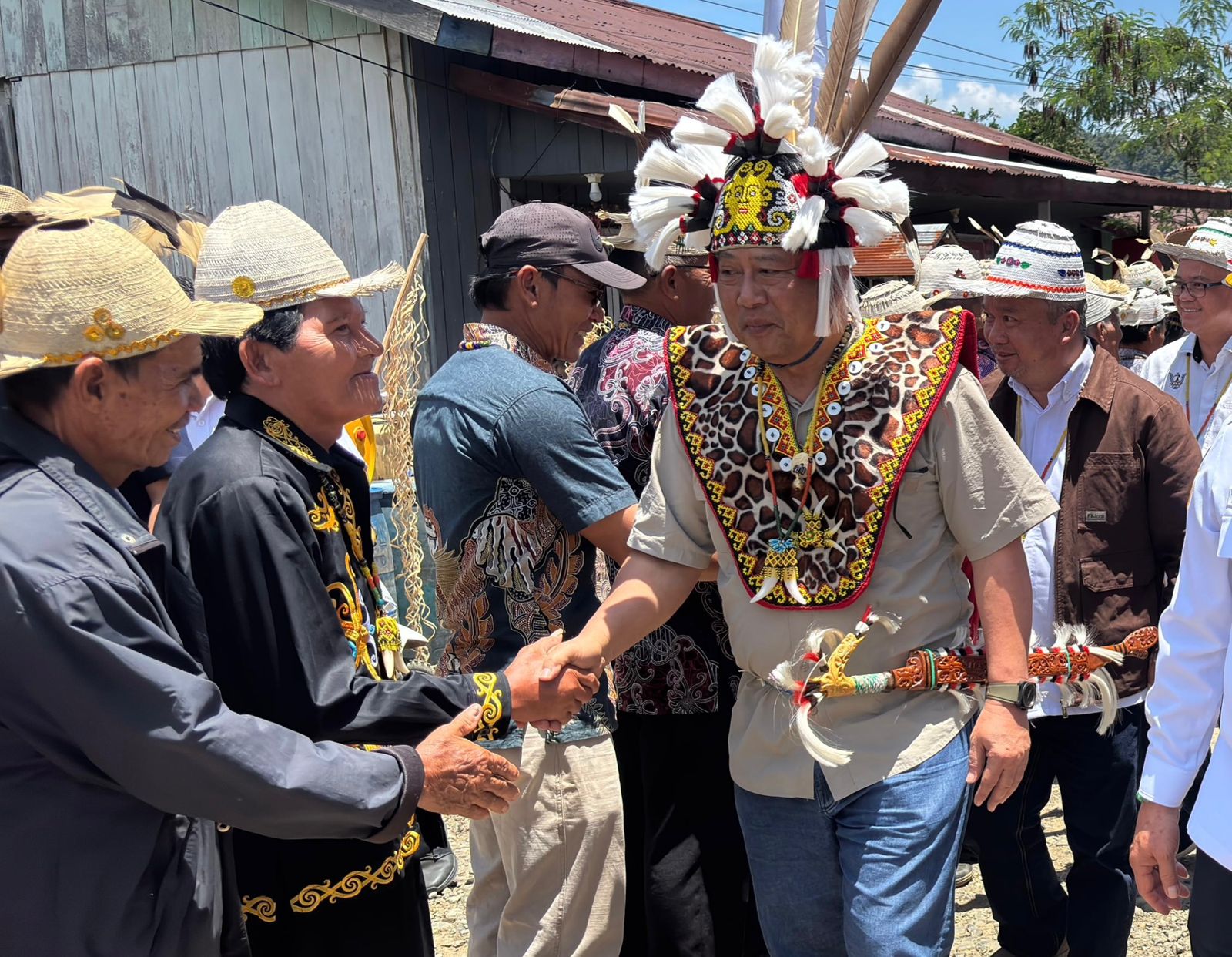 KUNJUNGAN KENEGARAAN: Timbalan Digital Sarawak, Malaysia, Datuk Wilson Uga Anak Kumbong disambut hangat warga Apau Kayan.  &nbsp;  