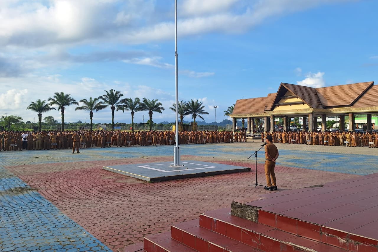 NGANTOR: Pelaksanaan apel gabungan ASN Pemprov Kaltara di Tanjung Selor, Senin (30/3).  &nbsp;  