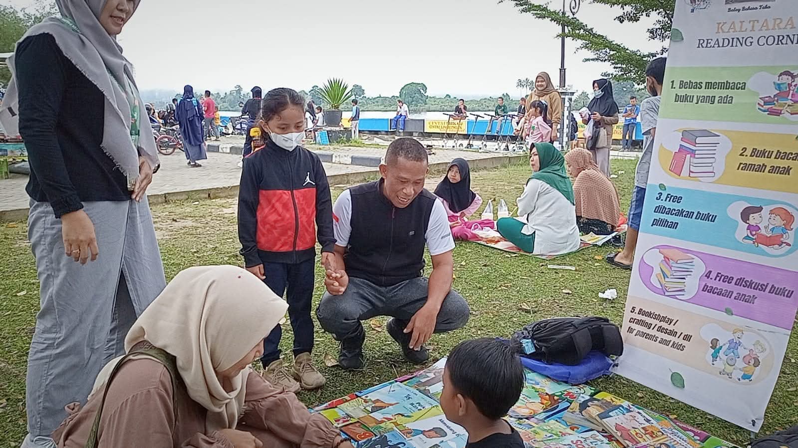 BERDISKUSI: Bupati Bulungan Syarwani berdiskusi dengan anak di Taman Tepian Sungai Kayan, Tanjung Selor.  &nbsp;  
