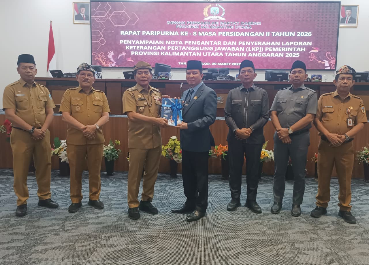 NOTA PENGANTAR: Gubernur Kaltara, Dr. H. Zainal Arifin Paliwang, S.H, M.Hum, menyerahkan dokumen LKPj Pemprov Kaltara 2025 kepada Ketua DPRD Kaltara.  &nbsp;  &nbsp;  