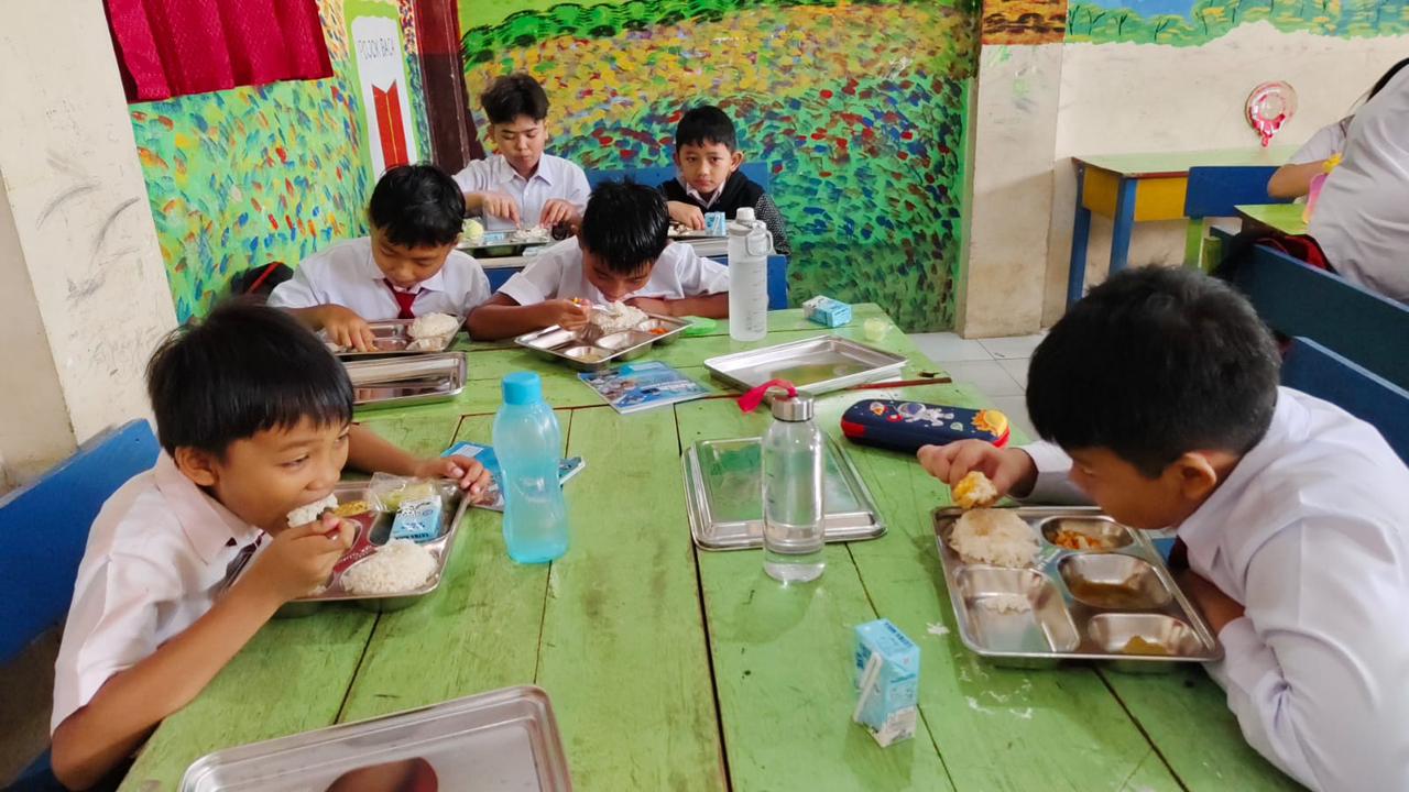 MBG: Suasana siswa SDN 005 saat kembali mendapatkan program MBG.