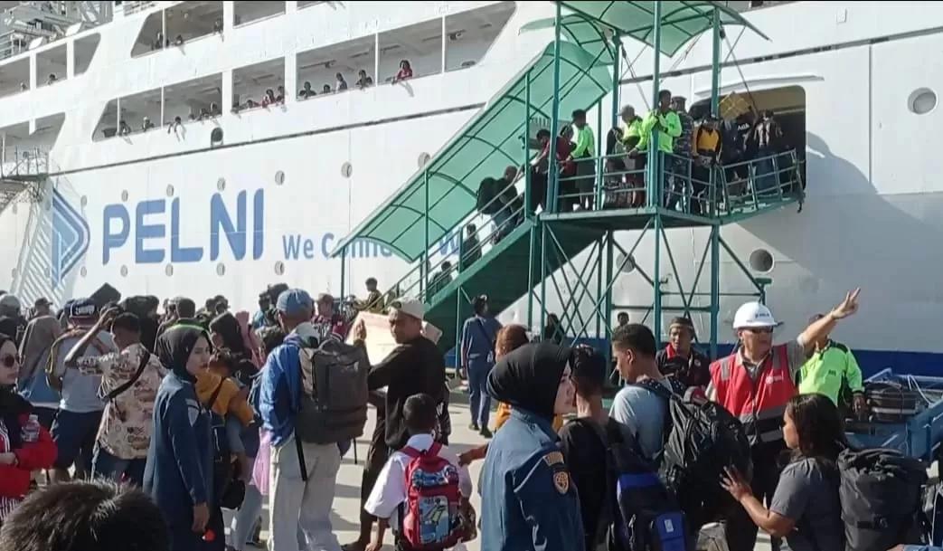 PADAT : periode angkutan lebaran puluhan ribu penumpang naik dan turun di pelabuhan Tunon Taka, Nunukan.  