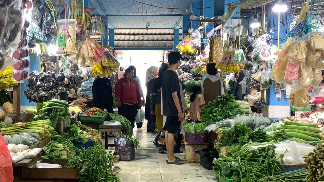 AKTIVITAS MENURUN: Suasana ramai pembeli di Pasar Induk Malinau setelah libur lebaran dan cuti usai, Selasa (31/3).