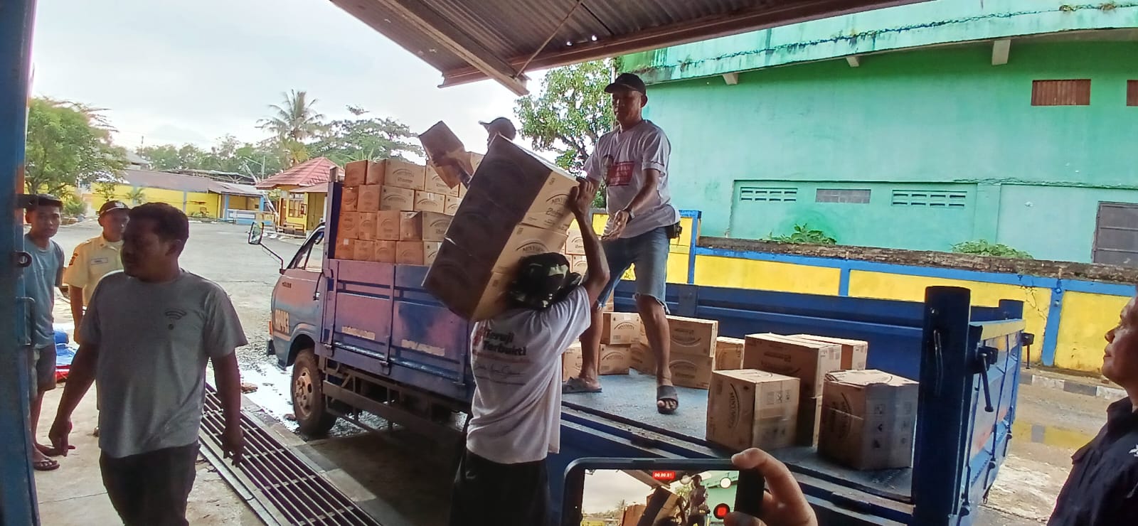 MASIH CUKUP: Penampakan minyak goreng didistribusikan ke masyarakat di Tarakan.