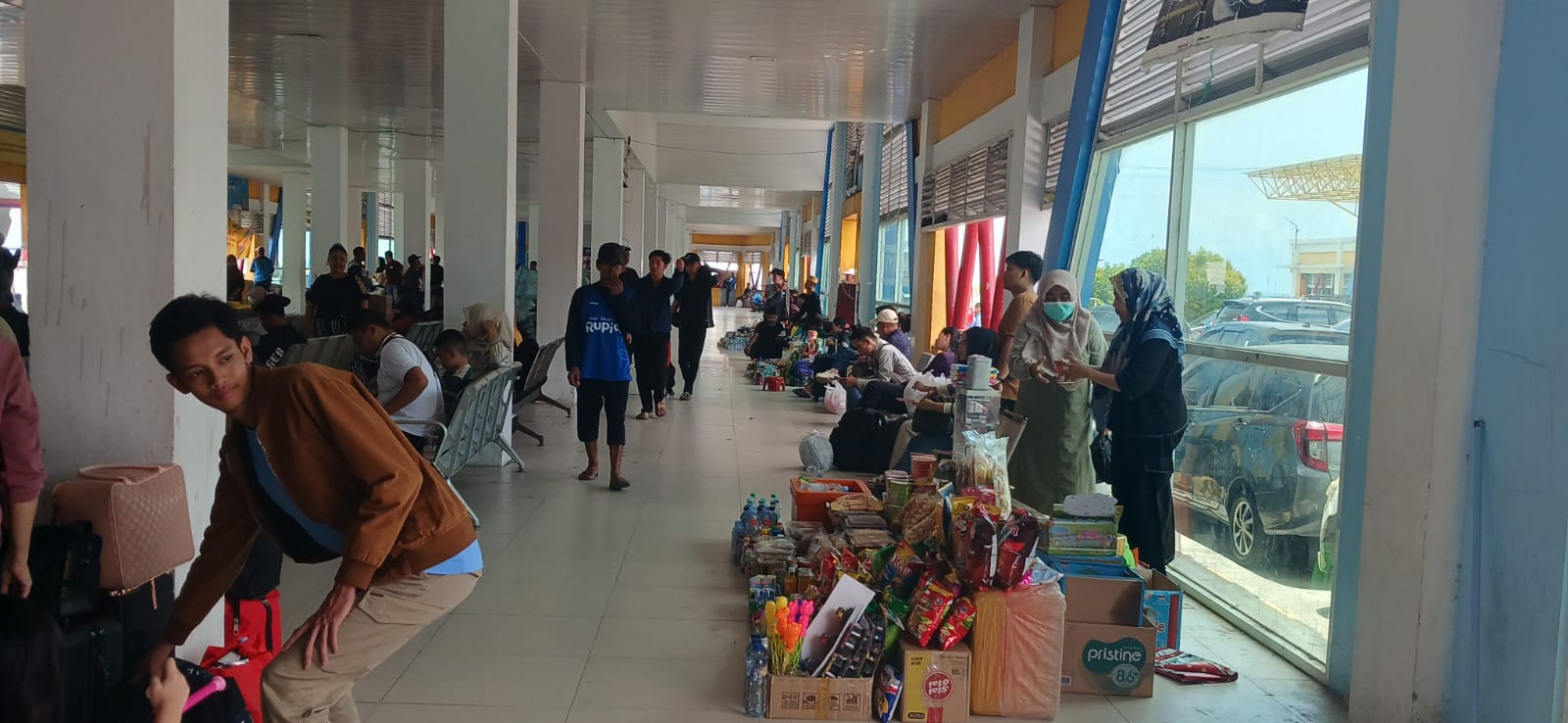 KEMBALI : Penampakkan pedagang yang kembali berjualan di Terminal Dermaga Pelabuhan Tengkayu I.