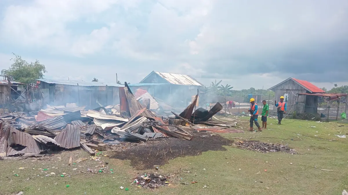 KEBAKARAN: Dua unit rumah dilaporkan hangus terbakar di Jalan Binalatung RT 9, Kelurahan Kampung 1, Kecamatan Tarakan Tengah, Rabu (1/4) pagi. ISTIMEWA