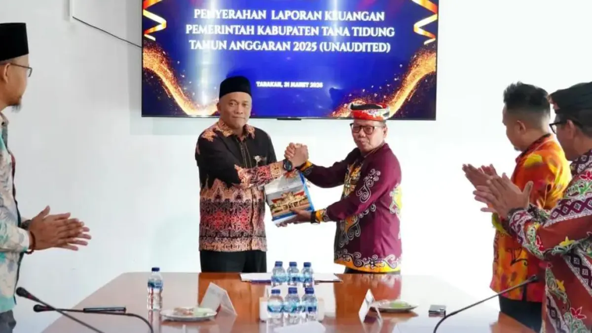 LAPORAN KEUANGAN: Wabup Sabri menyerahkan LKPD 2025 kepada BPK RI di Tarakan, Selasa (31/3). (FOTO: DOK DKISP KTT)