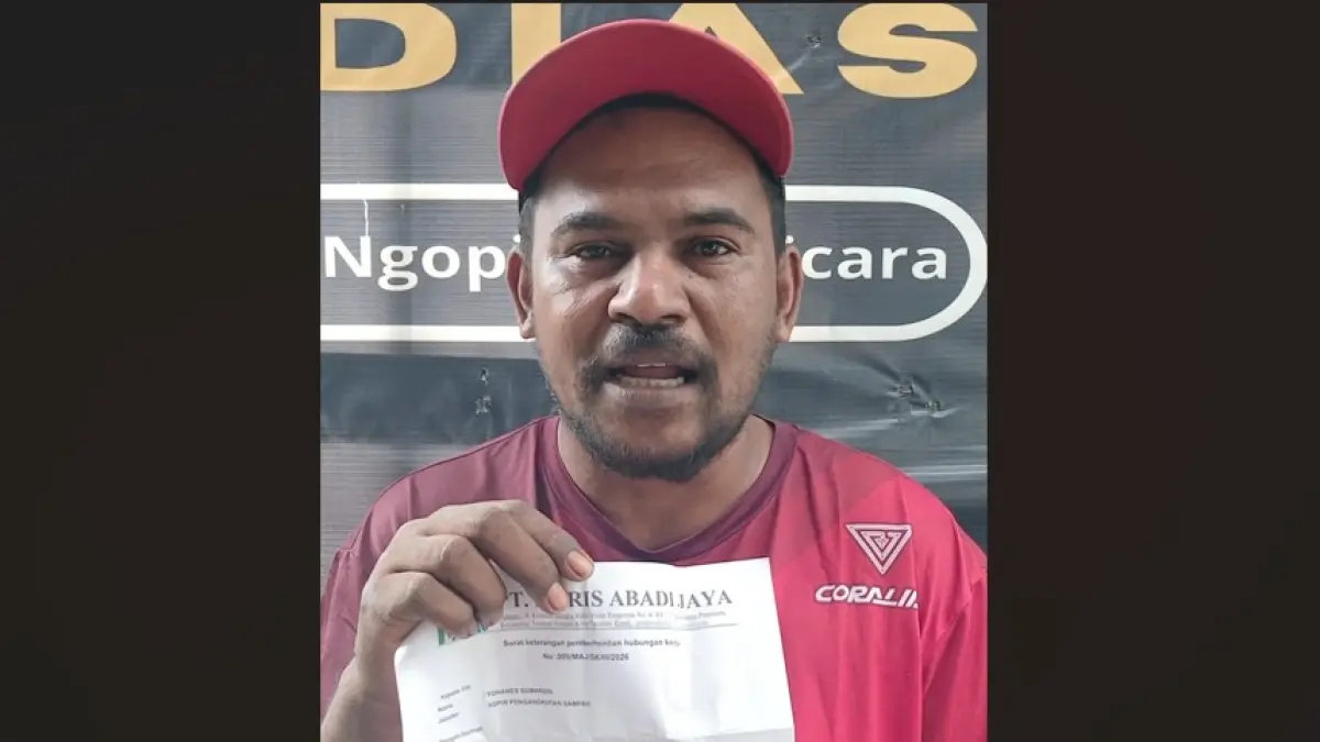 MEMPERLIHATKAN: Yohanes memegang surat pemutusan kontraknya. AGUS DIAN ZAKARIA/RADAR TARAKAN
