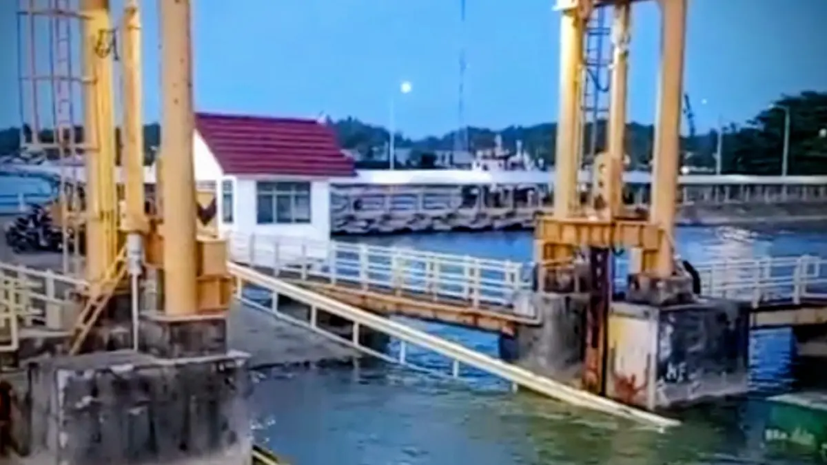 BUTUH PERBAIKAN: Dishub Tarakan masih berupaya mendatangkan teknisi untuk memperbaiki jembatan hidrolik pelabuhan kapal feri Juata yang rusak. (DOK ISTIMEWA)