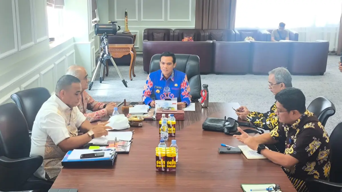 KOORDINASI : Bupati Nunukan, H. Irwan Sabri saat memimpin rapat bersama Kepala BPPD Nunukan, Robby Nahak Serang dan sejumlah OPD terkait.&nbsp;