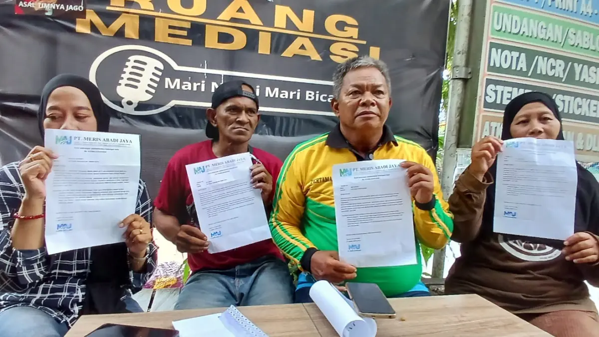 MEMPERLIHATKAN: 4 eks Petugas kebersihan menunjukkan surat tidak diperpanjang kontrak. AGUS DIAN ZAKARIA/RADAR TARAKAN