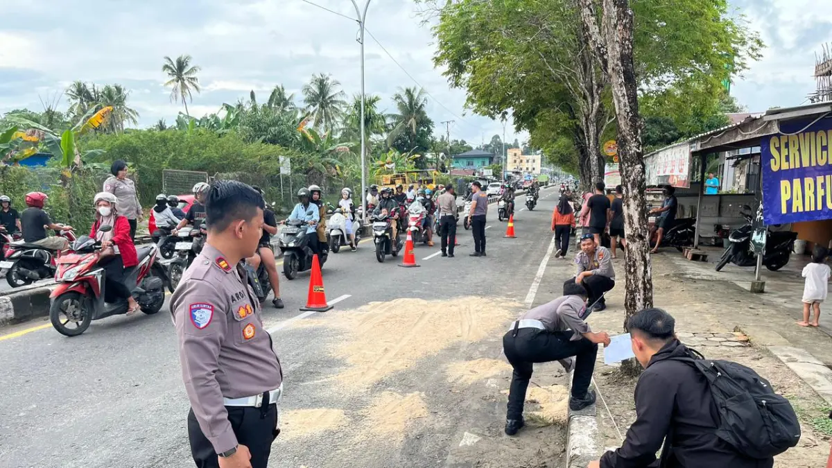 OLAH TKP : Personel Satlantas Polres Tarakan yang melakukan oleh TKP guna proses penyelidikan terhadap laka lantas yang memakan korban jiwa di Jalan Aki Balak, Kamis (2/4). ELIAZAR/RADAR TARAKAN&nbsp;