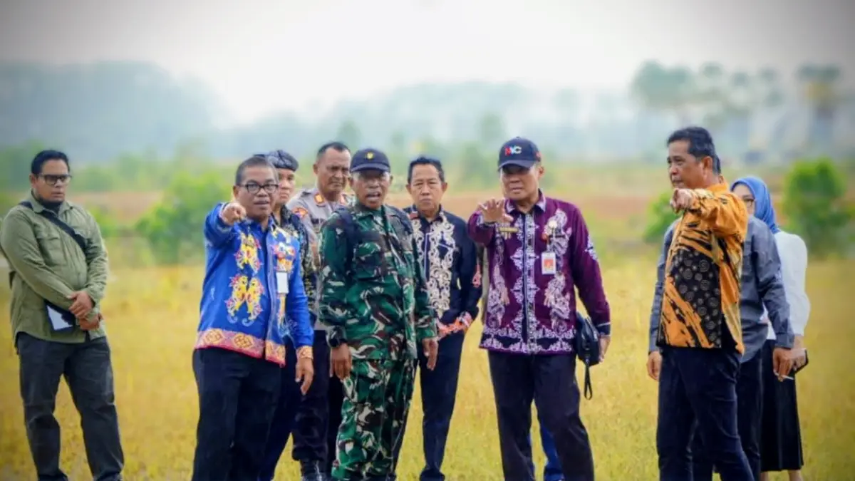 PERSIAPAN HUT: Sekda H. Hersonsyah meninjau langsung rencana lokasi upacara HUT RI dan Kabupaten Tana Tidung di pusat pemerintahan, Kamis (2/4).(FOTO: DOK DKISP Tana Tidung)