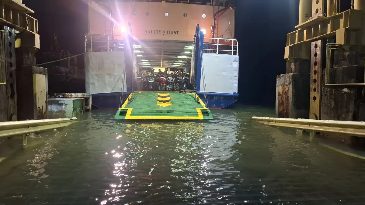 TERENDAM: Penumpang harus menunggu air laut surut untuk turun di pelabuhan Juata Laut. (FOTO: DOK PT ASDP)