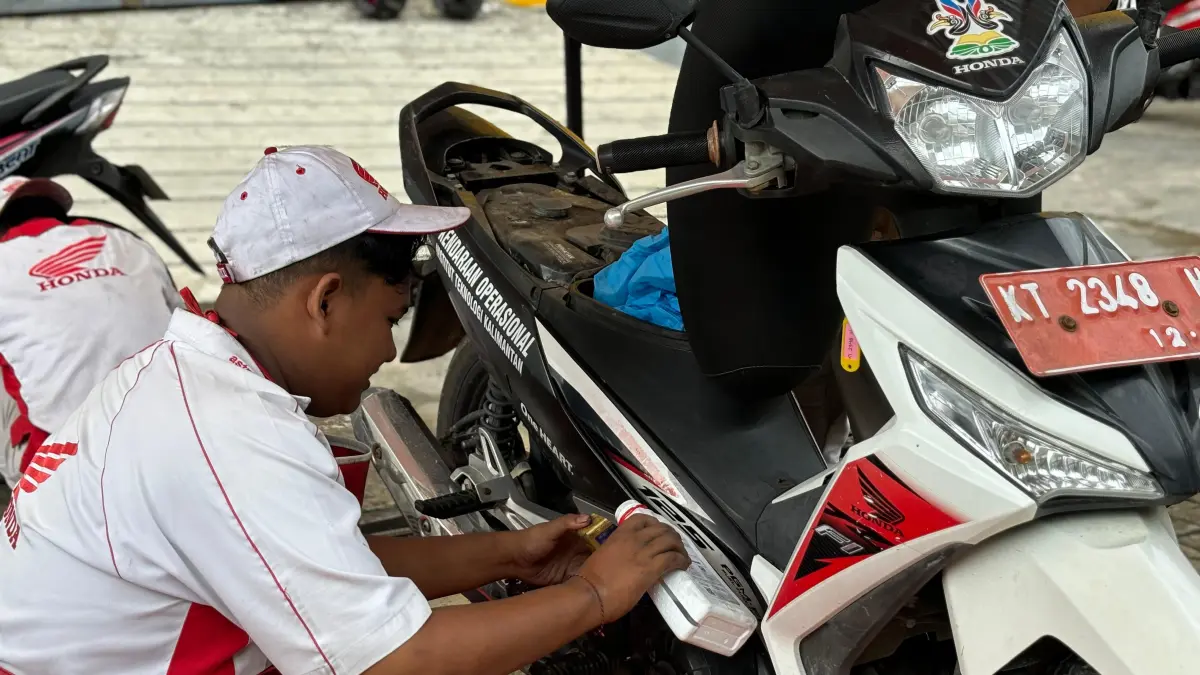 Teknisi melakukan pengecekan dan perawatan komponen sepeda motor guna memastikan kendaraan tetap dalam kondisi prima.