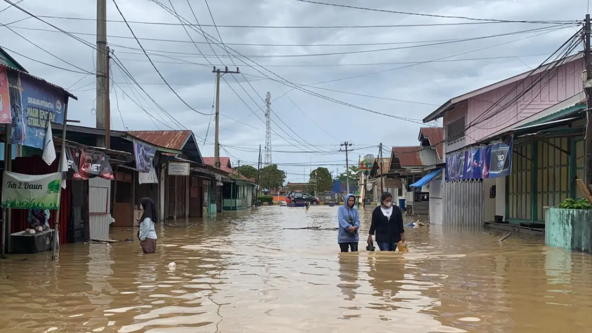 BANJIR: Kondisi banjir di Malinau Kota terjadi selama 3 hari sebelum lebaran, Kamis (19/3) lalu. FOTO: DIPA/RADAR TARAKAN

