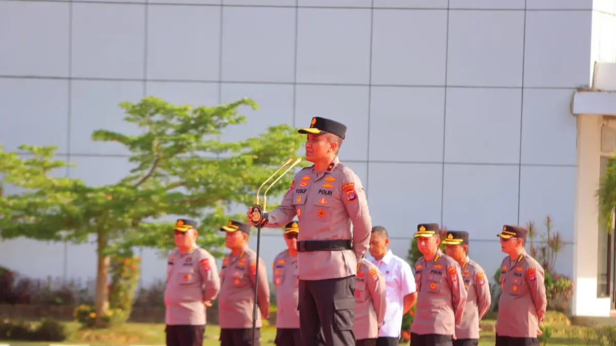 BERIKAN ARAHAN: Wakapolda Kaltara memimpin apel di Halaman Mapolda Kaltara, Rabu (1/4). FOTO: DOK POLDA KALTARA