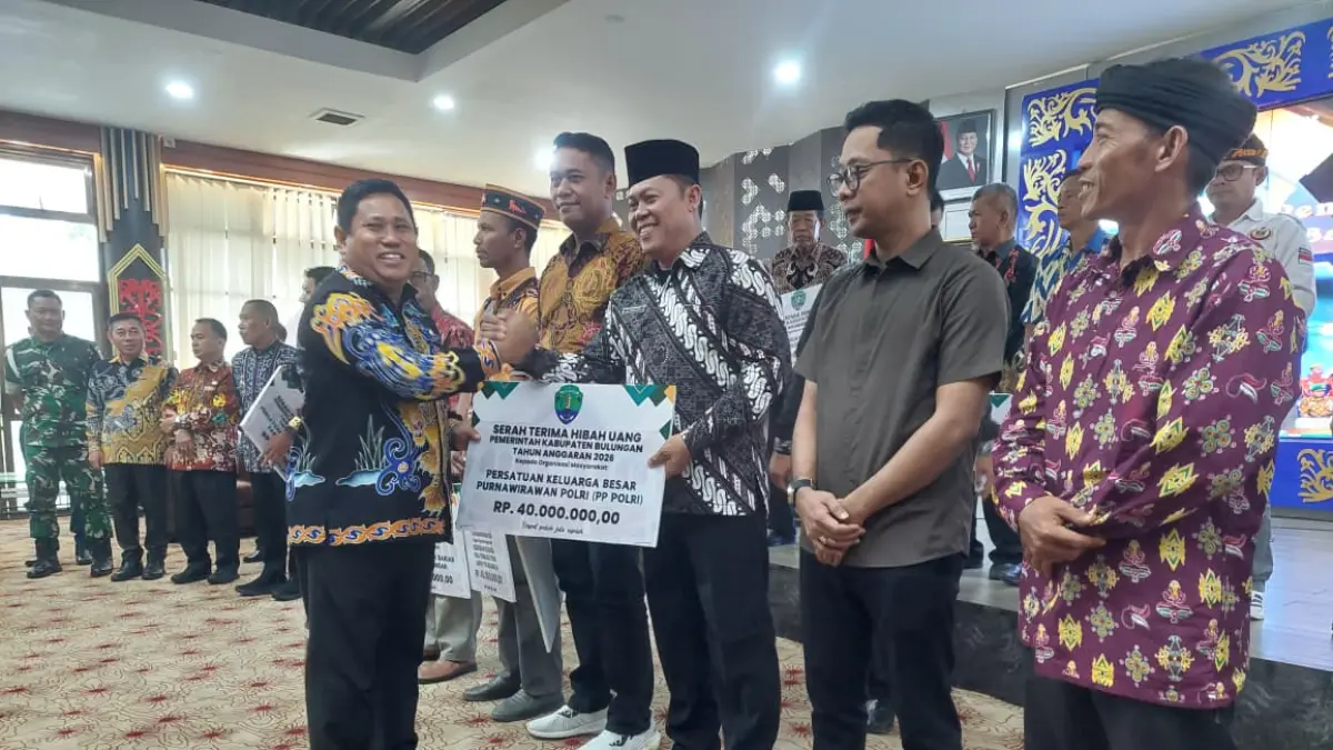 DANA HIBAH: Kepala Kesbangpol Bulungan menyerahkan dana hibah kepada ormas di Bulungan. FOTO: DOK PEMKAB BULUNGAN