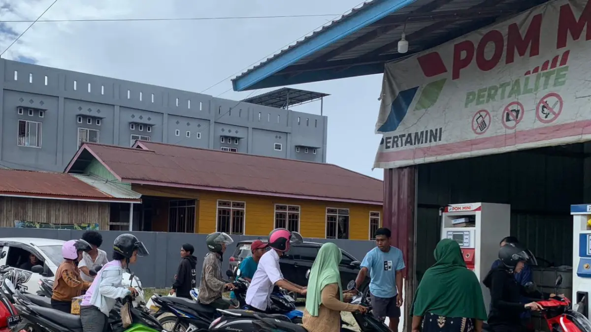 HOAKS: Suasana antrian ramai warga disalah satu Pom Mini Malinau kota. FOTO: DIPA/RADAR TARAKAN
