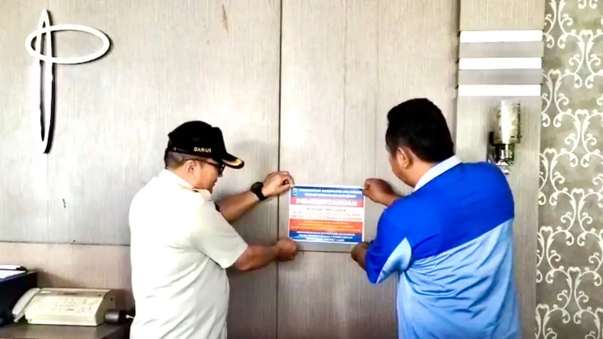 SANKSI: Tim gabungan memasang stiker peringatan objek pajak. FOTO: BAPENDA BULUNGAN