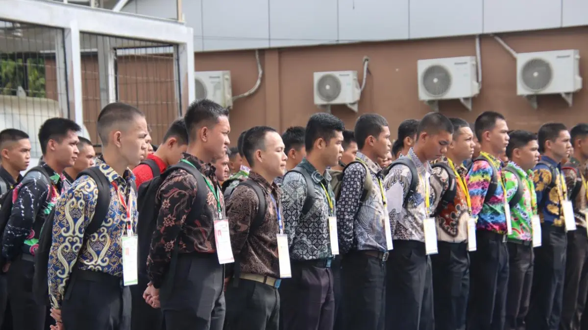 SELEKSI: Ratusan peserta Polri 2026 saat menerima arahan langsung dari Waka Polres Malinau di Mapolres Malinau. FOTO: DIPA/RADAR TARAKAN

