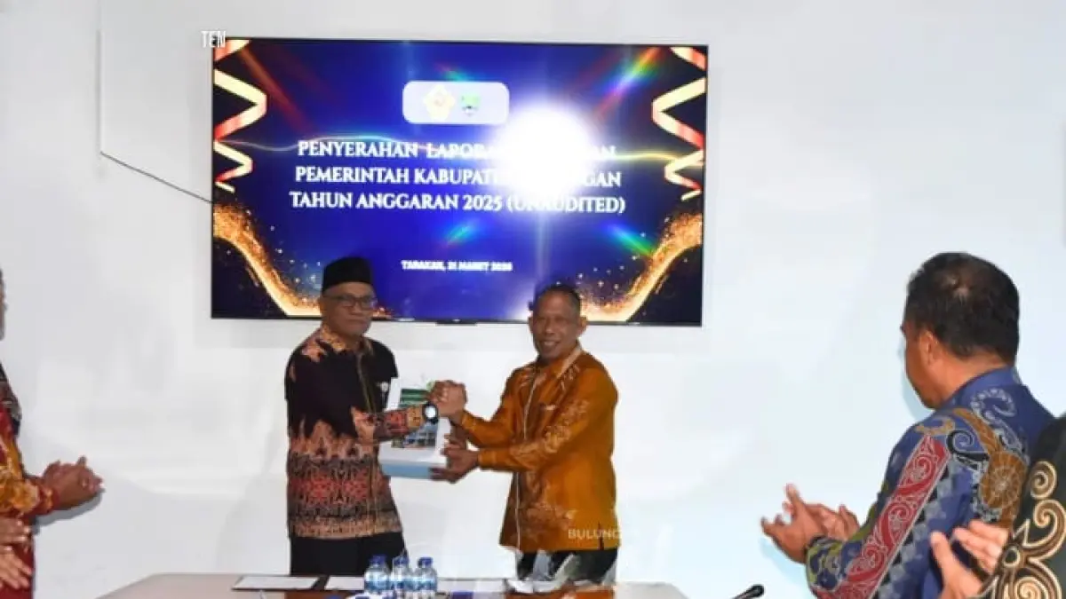 SERAHKAN DOKUMEN: Bupati Bulungan Syarwani menyerahkan LKPD unaudited 2025. FOTO: DOK PEMKAB BULUNGAN
