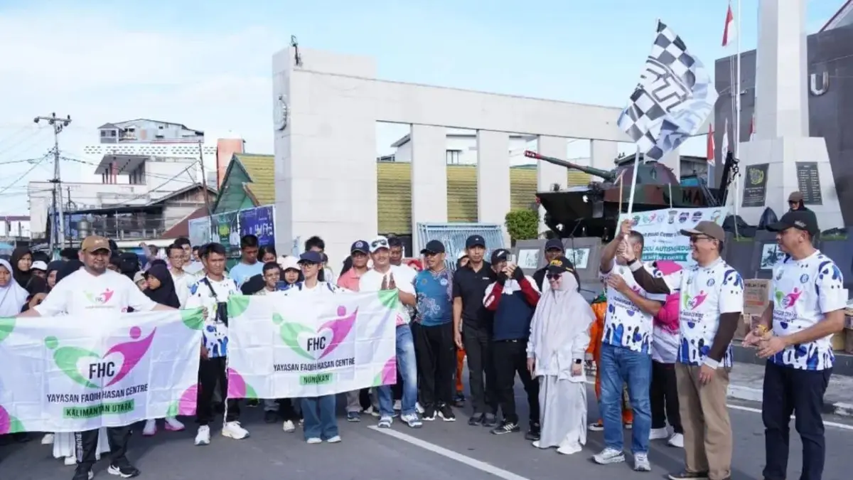 ANTUSIAS : Pj. Sekretaris Daerah kabupaten Nunukan, Drs. Raden Iwan Kurniawan didampingi Kapolres Nunukan, AKBP Bonifasius Rumbewas saat melepas peserta Jalan Santai dan Kampanye Kepedulian Autisme pada Minggu (5/4).&nbsp;