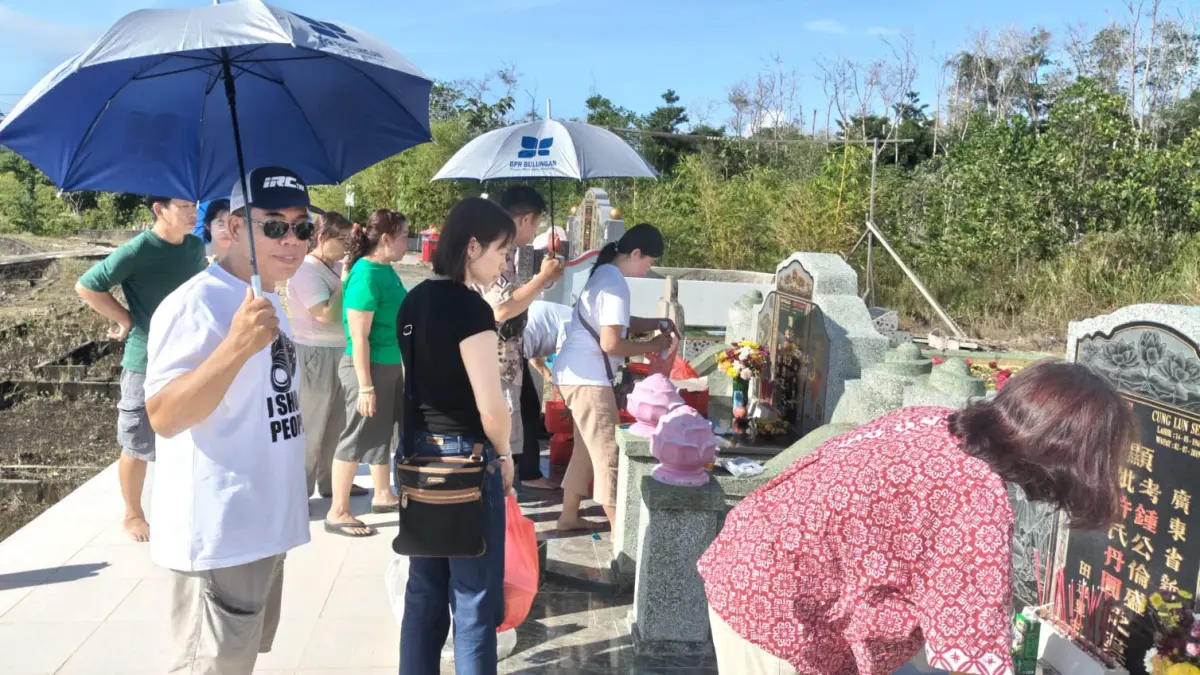 CHENG BENG: Ziarah, bersih-bersih dan berdoa untuk para leluhur yang telah mendahului di Makam Tionghoa Km 4 Tanjung Selor tadi pagi. (FOTO: ISTIMEWA)
