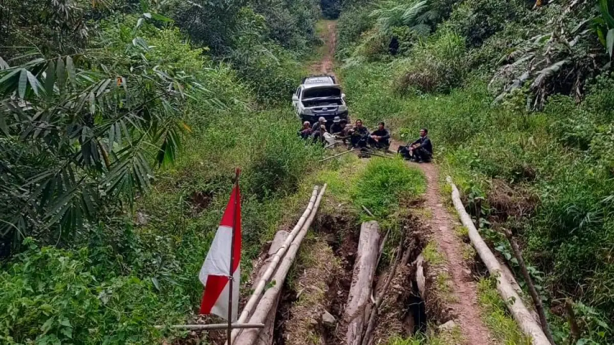 KERJABAKTI : Masyarakat gotong royong melaksanakan perbaikan jalan dan jembatan yang rusak di Kecamatan Krayan Tengah.&nbsp;