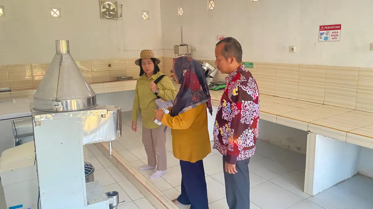KUB : Istri Wakil Bupati Bulungan, Martina ketika meninjau salah satu Kelompok Usaha Bersama (KUB)
(Taslee/Radar Tarakan)