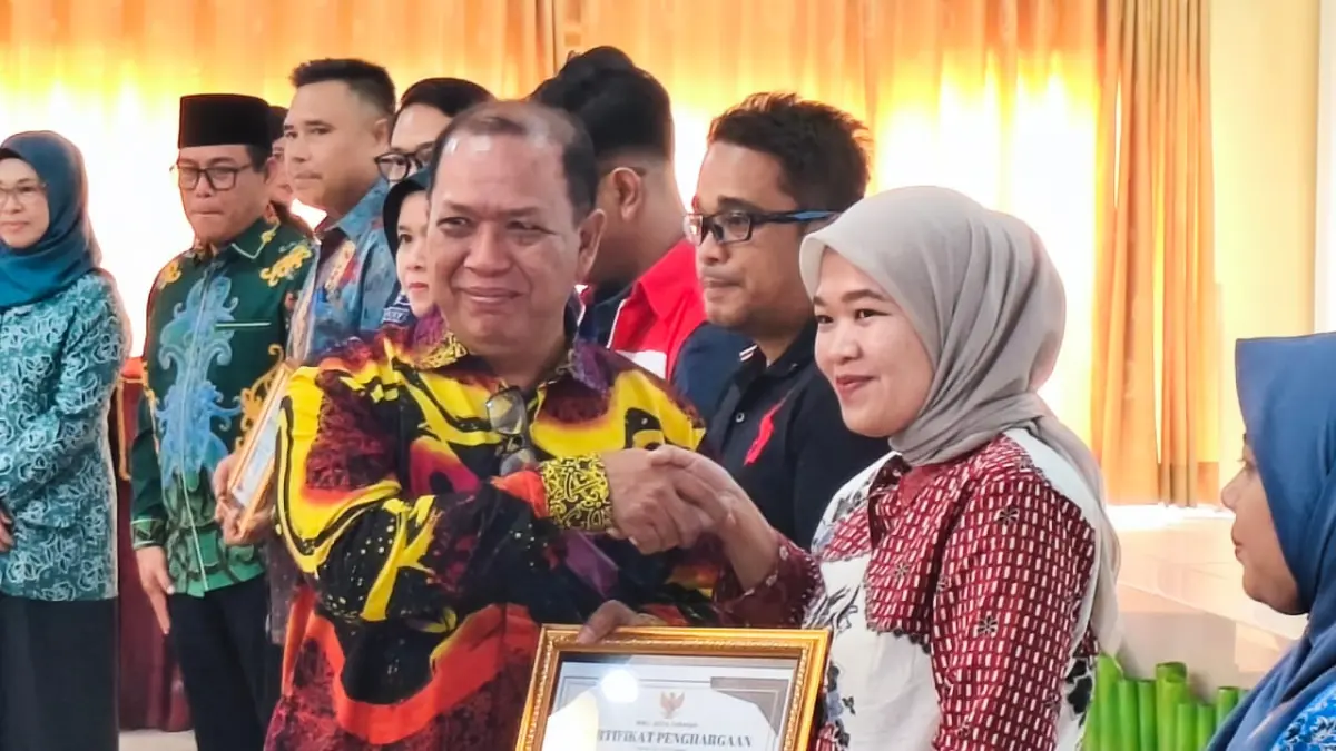 Wakil Wali Kota Tarakan menyerahkan penghargaan kepada perwakilan PT Phoenix Resources International (PT PRI) atas kontribusi dalam percepatan penurunan stunting di Kota Tarakan