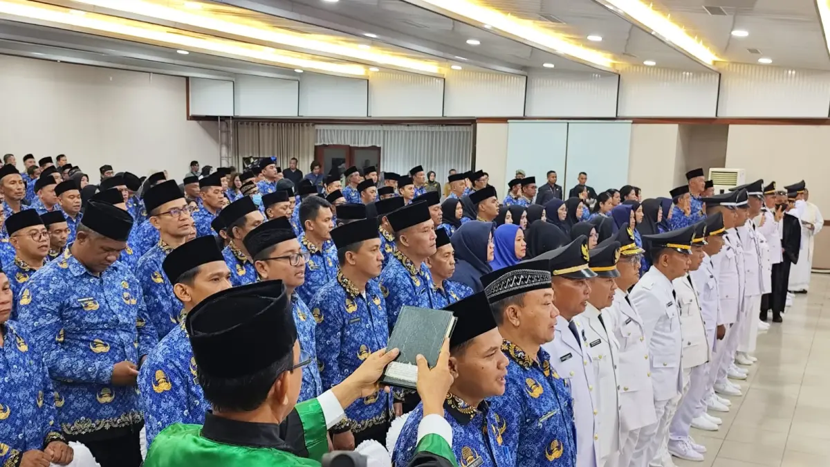BERJANJI : Ratusan ASN mengikuti pelantikan dan pengambilan sumpah janji jabatan di lingkungan Pemkab Nunukan. ASRULLAH/RADAR TARAKAN