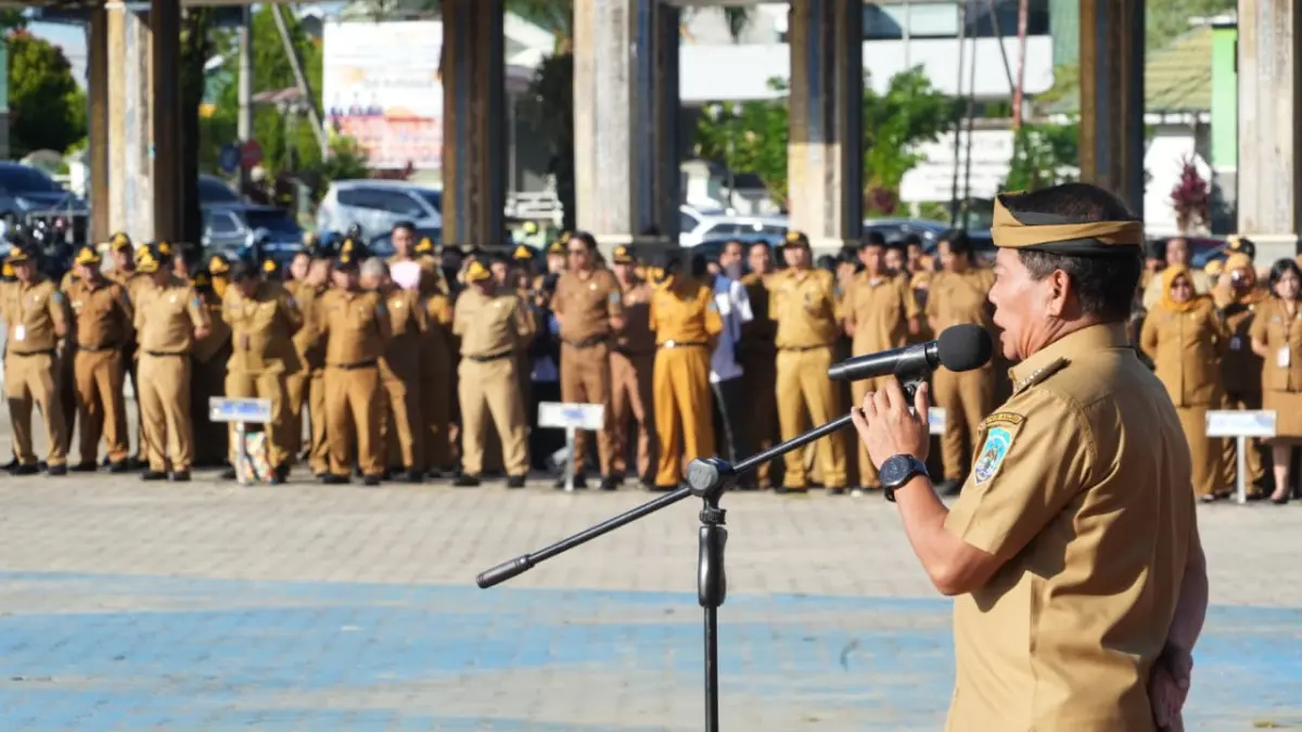 MOMENTUM: Gubernur Kaltara, Zainal Arifin Paliwang memimpin apel gabungan ASN di Tanjung Selor. FOTO: DKISP KALTARA