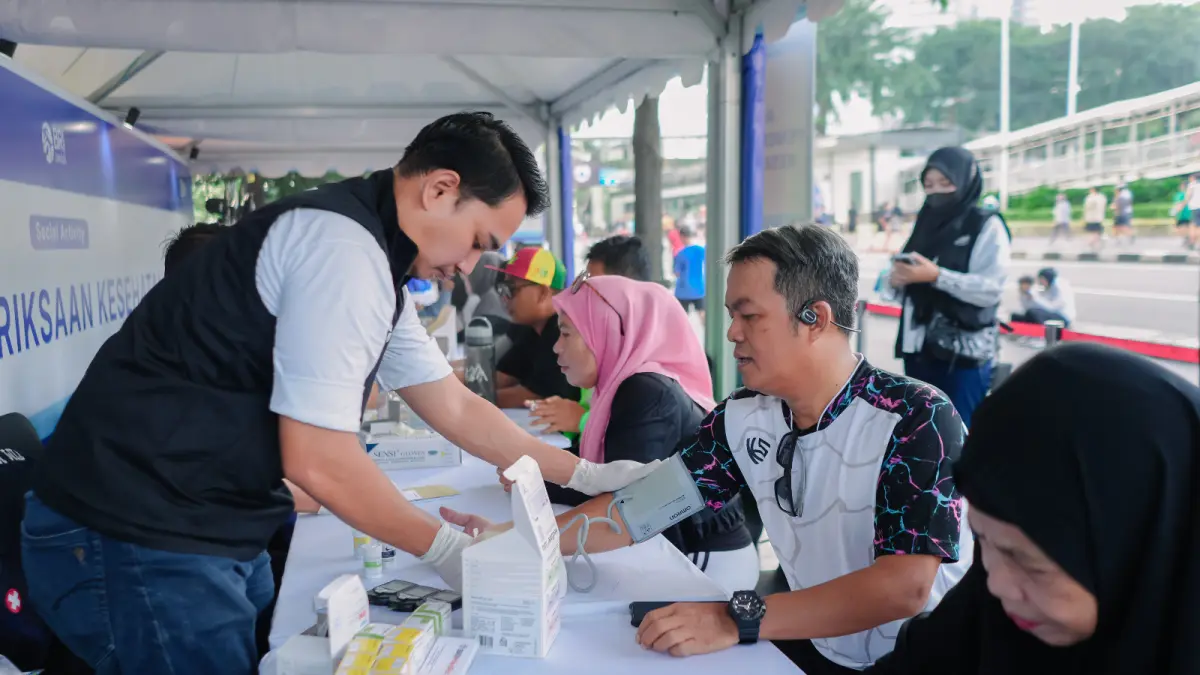 Petugas medis melakukan pemeriksaan kesehatan kepada warga dalam kegiatan layanan kesehatan gratis yang digelar BRI Peduli, sebagai upaya meningkatkan akses kesehatan inklusif bagi masyarakat di berbagai daerah