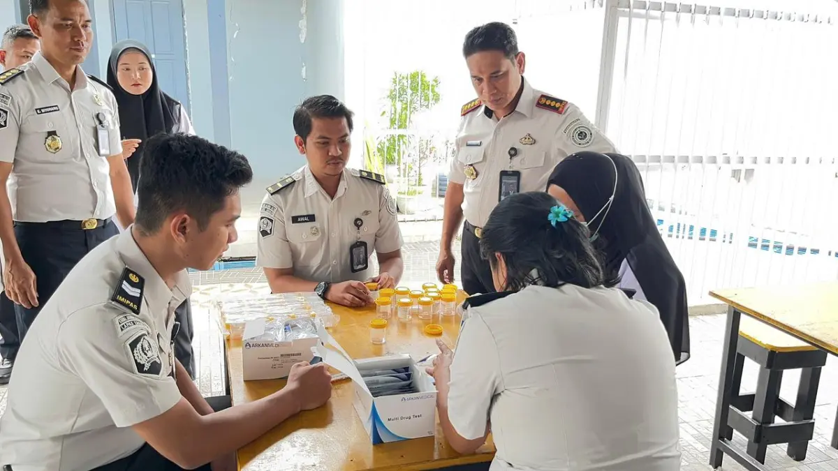 TES URINE : Lapas Tarakan melakukan tes urine kepada petugas dan WBP guna menciptakan lingkungan pemasyarakatan yang bersih dari narkoba. LAPAS KELAS IIA TARAKAN&nbsp;