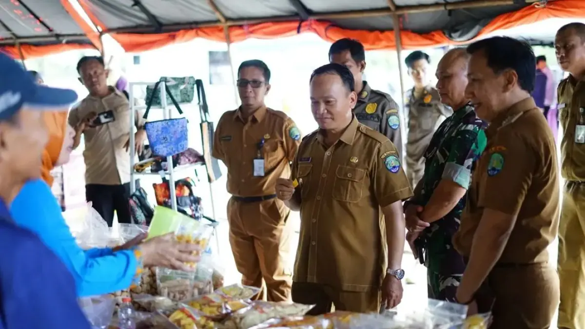 TINJAU STAN: Wabup Bulungan meninjau stand produk UMKM. FOTO: DOK PEMKAB BULUNGAN