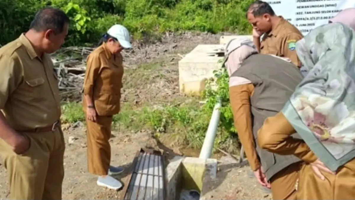 UJI COBA: Disperta Bulungan saat melakukan uji coba IPAL RPHU di Jalan Padaelo. FOTO: DOK PEMKAB BULUNGAN