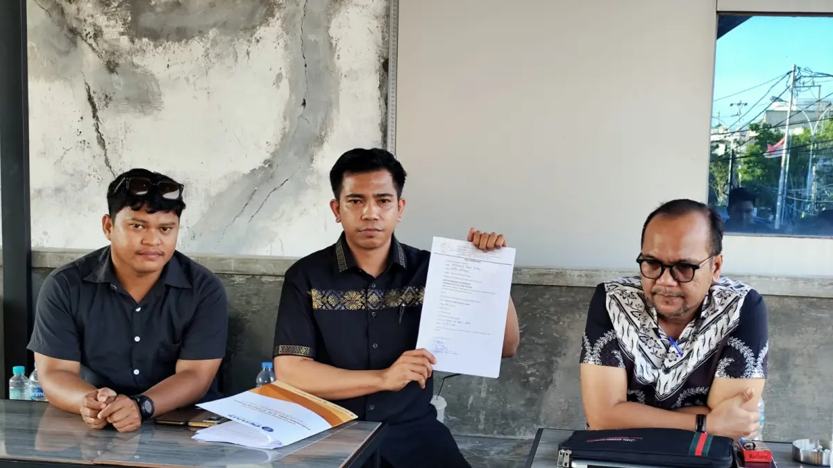 KEBERATAN: Kuasa hukum, dari Kantor Pengacara dan Mediator Febrianus Felis,S.H., C. Med dan Rekan, Febrianus Felis, S.H., C.Med. bersama Mutiq Hasan Nasir saat memperlihatkan surat Surat Keberatan yang dilayangkan ke Bupati Nunukan. ASRULLAH/RADAR TARAKAN