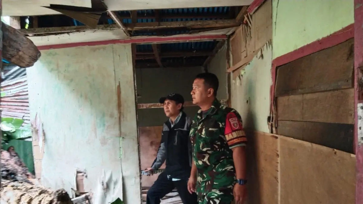 LONGSOR : Rumah warga di Jalan Sebengkok Tiram, Gang Nuri RT 05 Nomor 104, Kelurahan Lingkas Ujung tertimbun tanah longsor. ISTIMEWA