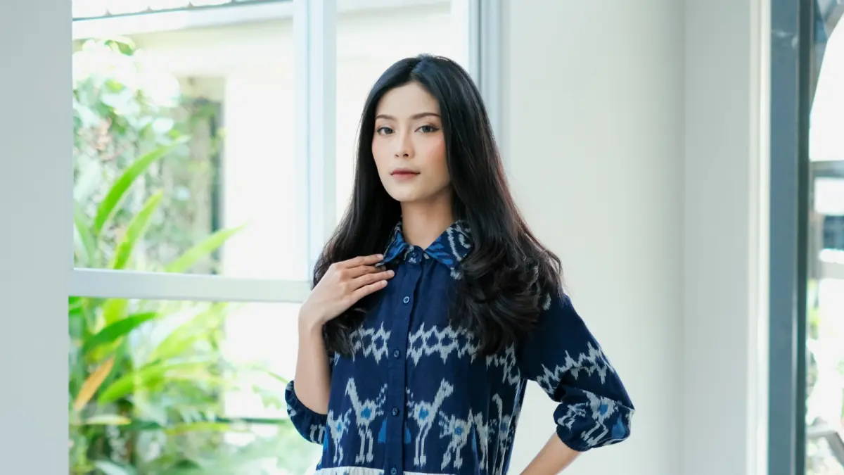 Model mengenakan busana berbahan wastra Nusantara koleksi KainIndonesia.co yang memadukan kain tradisional dengan desain modern, menghadirkan gaya elegan untuk aktivitas kerja hingga santai.