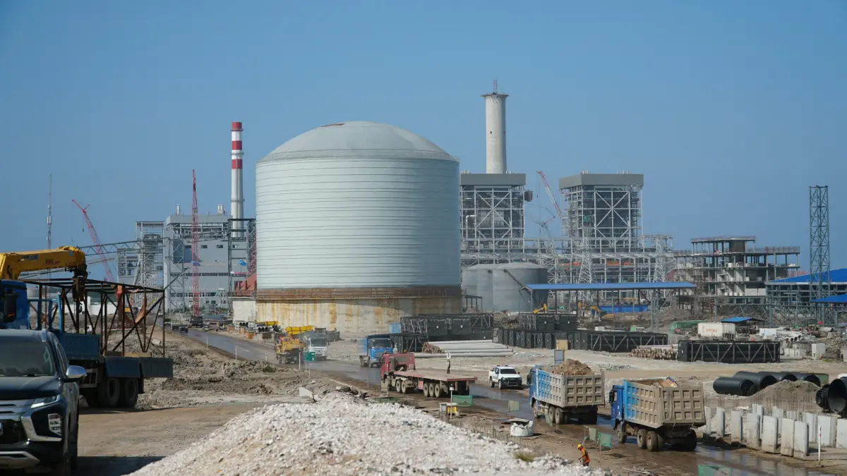 ENERGI HIJAU: Tampak aktivitas alat berat di kawasan industri Tanah Kuning-Mangkupadi. FOTO: DOK KIHI