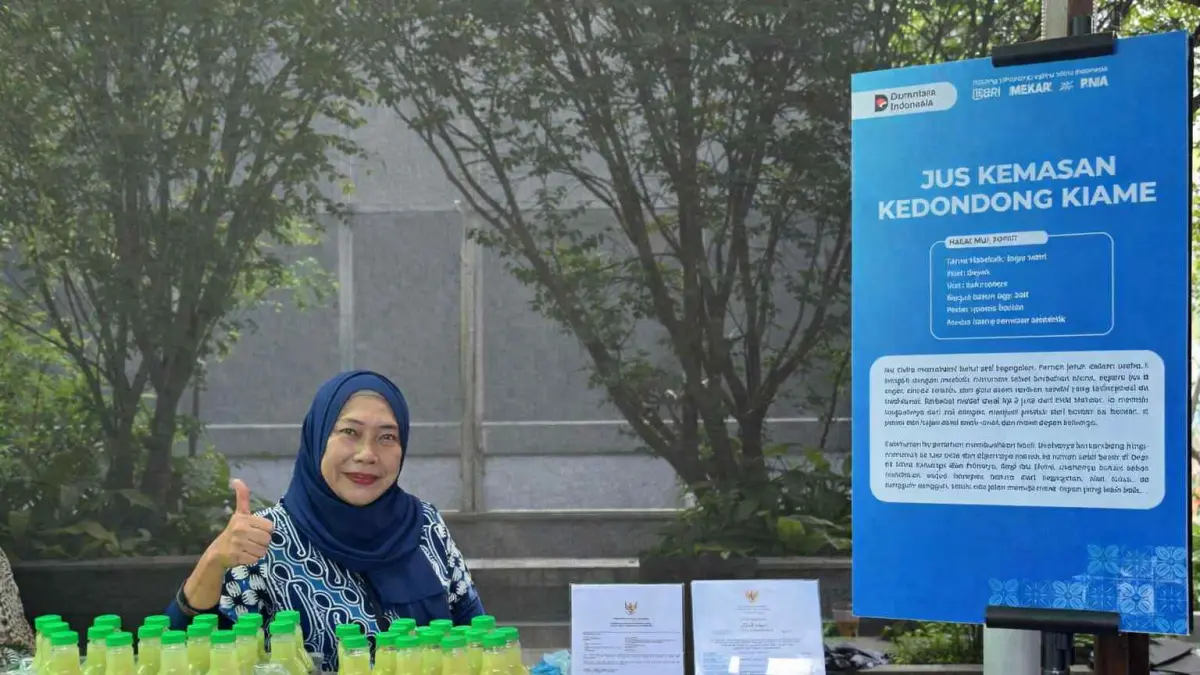 Elvira Safitri menunjukkan produk jus kedondong kemasan saat mengikuti bazaar. Berawal dari usaha kecil dengan dukungan PNM Mekaar, kini produknya semakin dikenal dan diminati, termasuk di kawasan perkantoran di Depok.