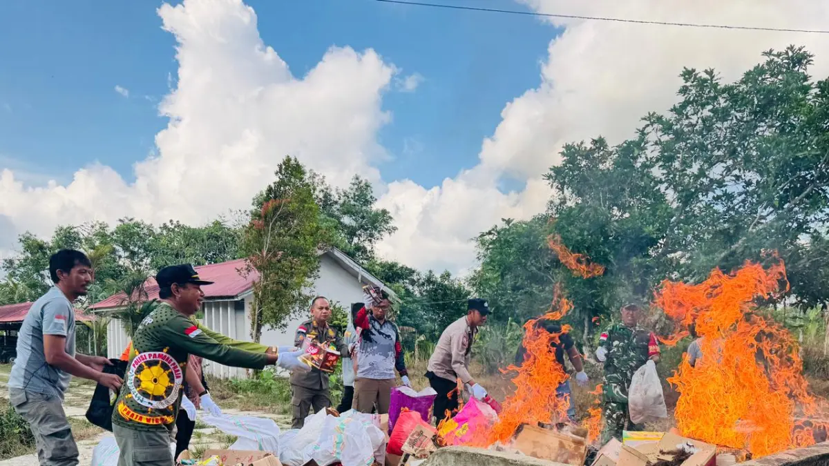 DIMUSNAHKAN : Barang hasil penindakan karena layak edar dan melanggar ketentuan dimusnahkan dengan cara dibakar.&nbsp;