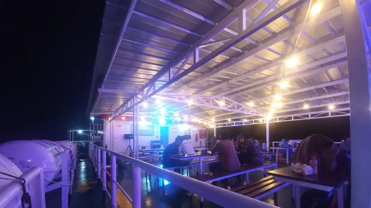 FASILITAS BARU: PT ASDP memasang kanopi sekaligus tempat kongkow-kongkow sembari ngopi dan karaoke. (FOTO: SOPIAN/RADAR TARAKAN)
