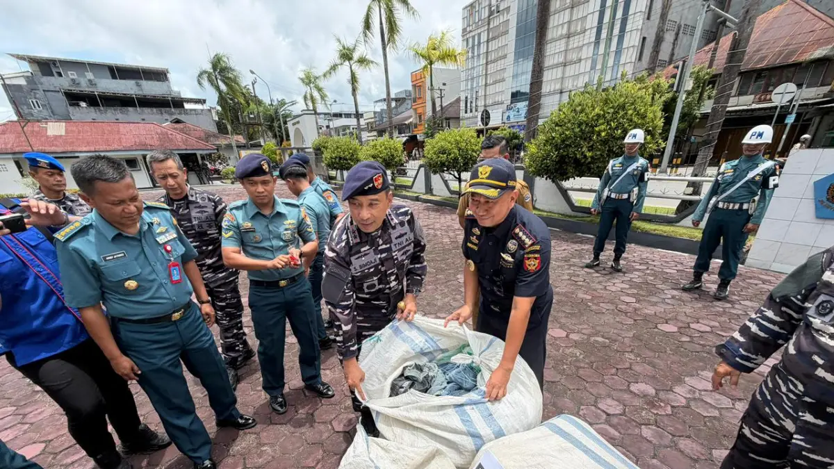 DIGAGALKAN : Belasan ball press dari Tawau, Malaysia yang akan diselendupkan Tarakan berhasil digagalkan aparat gabungan Kodaeral XIII bersama Satgas Asahan BAIS TNI. ELIAZAR/RADAR TARAKAN&nbsp;