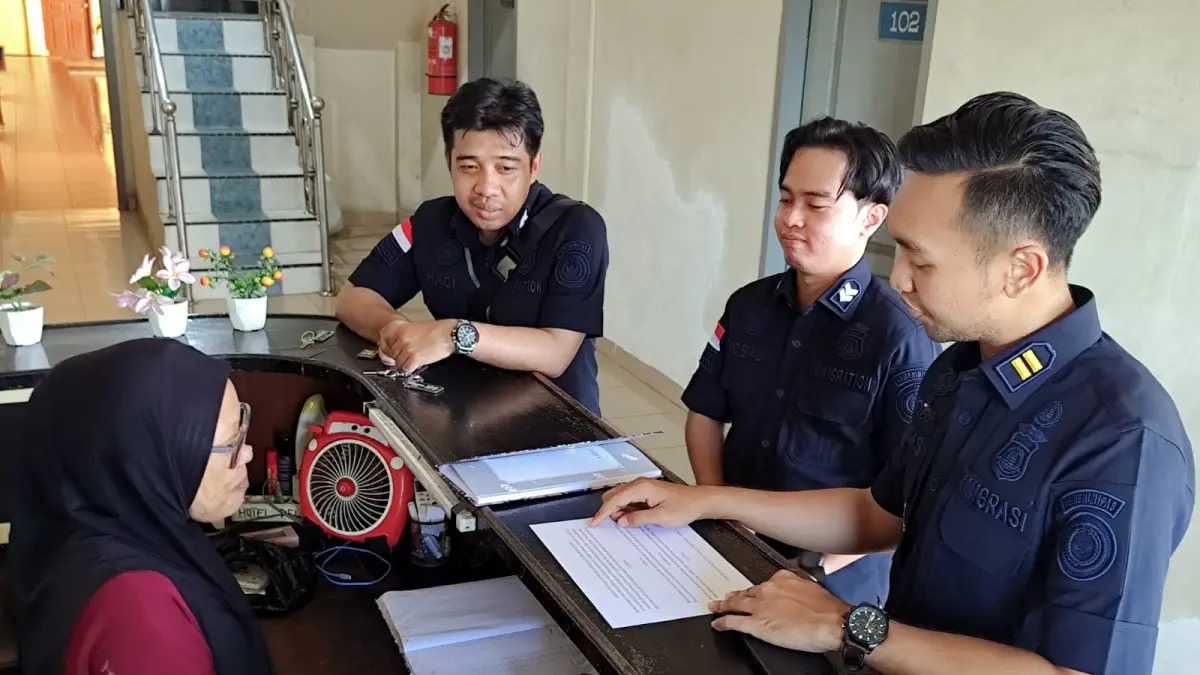 EDUKASI : Personel Imigrasi Kelas II TPI Nunukan saat melaksanakan Operasi Wirawaspada memberikan edukasi kepada pengelola agar melakukan pelaporan ketika ada tamu WNA yang menginap. ASRULLAH/RADAR TARAKAN
